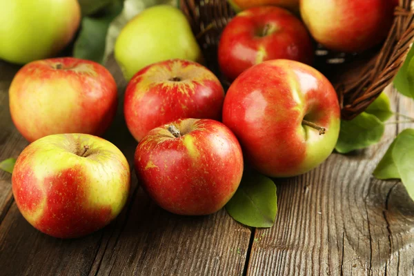 Hermosas manzanas sabrosas —  Fotos de Stock