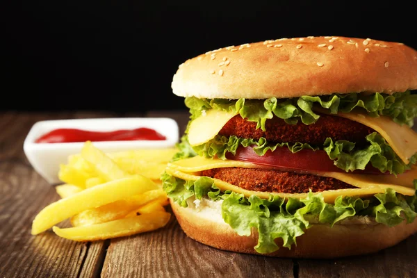 Большие гамбургеры с картошкой фри и кетчупом — стоковое фото
