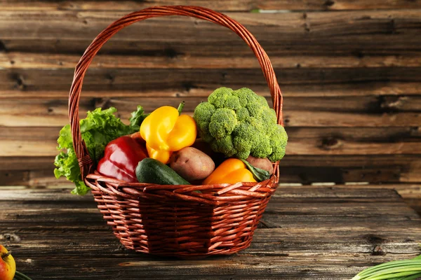 Produtos hortícolas em cesto trançado — Fotografia de Stock