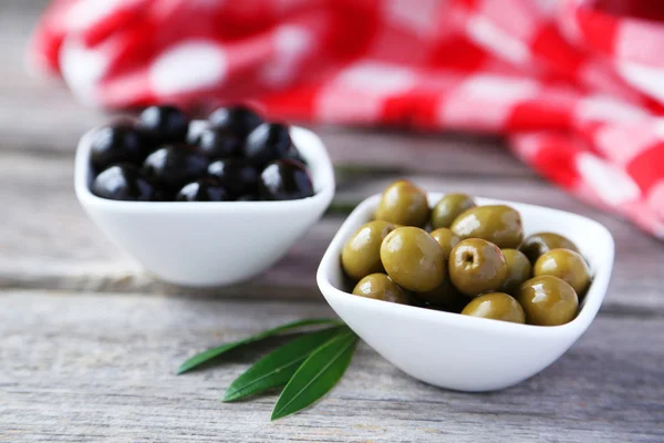 Zelené a černé olivy v misce — Stock fotografie