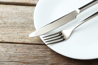 Çatal, bıçak ve plaka