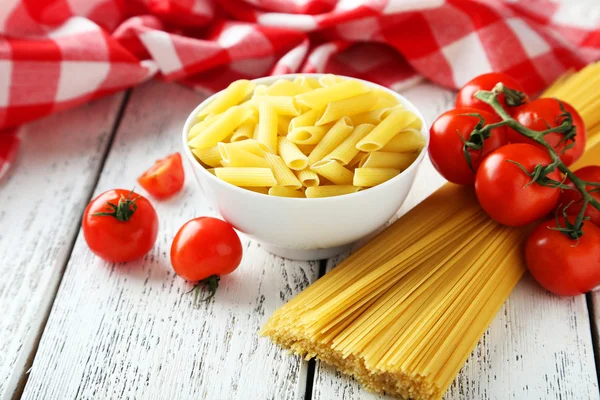 Espaguete com tigela de massa e tomate — Fotografia de Stock
