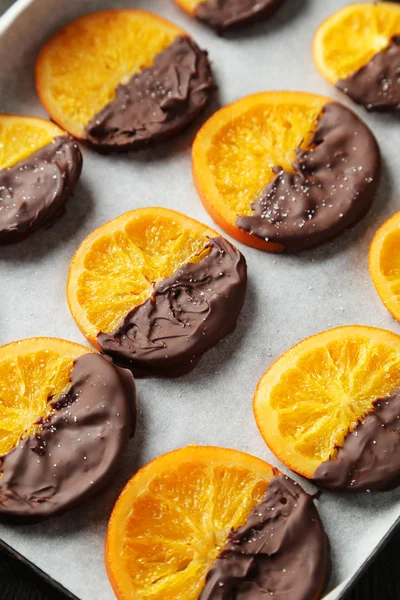 Skivor av orange belagda choklad — Stockfoto