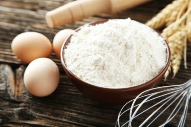 Buğday unu yumurta ile kase