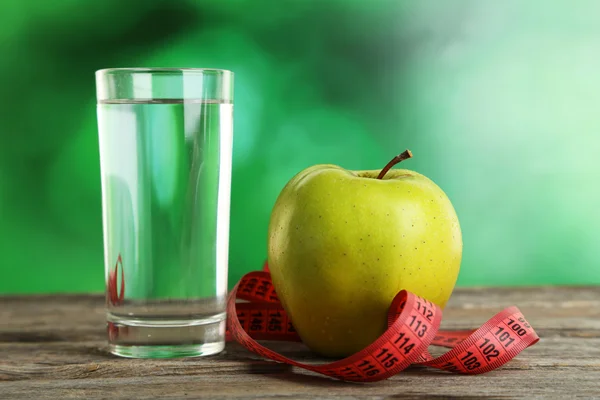 Manzana verde con cinta métrica — Foto de Stock