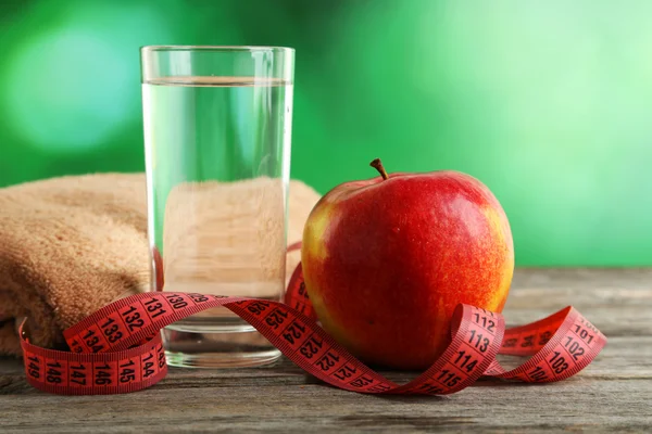 Ölçme bant ile kırmızı elma — Stok fotoğraf