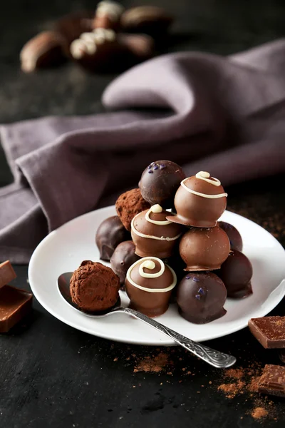 Chocolates na placa com colher — Fotografia de Stock