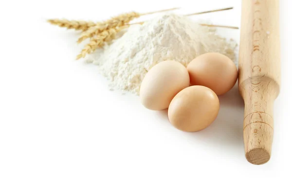 Montón de harina de trigo con huevos — Foto de Stock