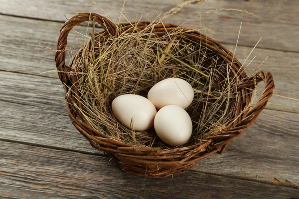 Яйца на соломе в корзине — стоковое фото