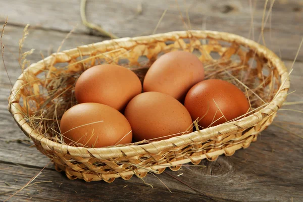 Huevos en cesta trenzada —  Fotos de Stock