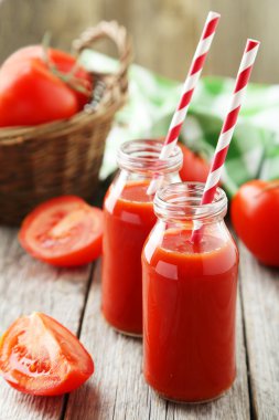 Taze domates suyu şişelerde