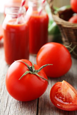 Taze kırmızı domates ve suyu
