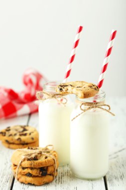 İki şişe süt ve kurabiye