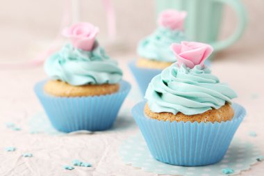 Pembe arka planda lezzetli kekler.