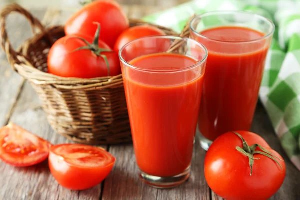 Tomates frescos vermelhos e suco em copos — Fotografia de Stock