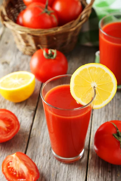 Jugo de tomate en vaso con rodaja de limón — Foto de Stock
