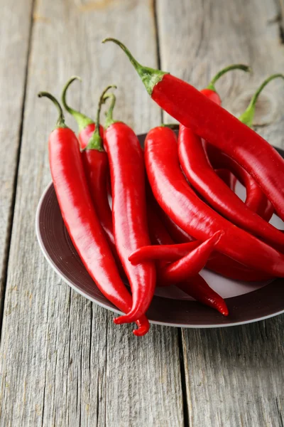 Chiles rojos en el plato — Foto de Stock