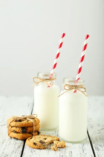 Dua botol susu dan kue — Stok Foto
