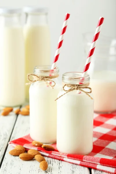 Dua botol susu dan almond — Stok Foto