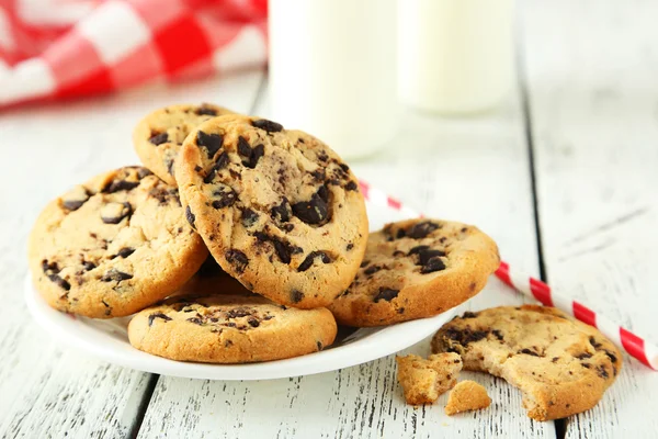 Cookies och glas mjölk — Stockfoto