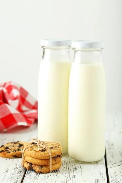 Dos botellas de leche y galletas — Foto de Stock