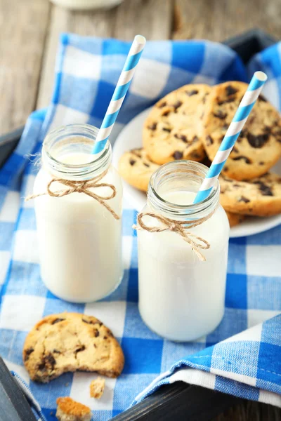 Dua botol susu dan kue — Stok Foto