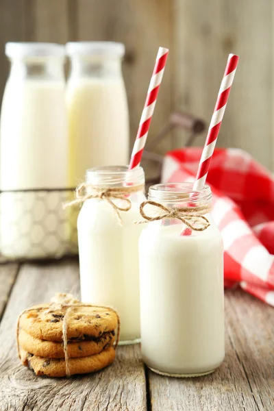 Dos botellas de leche y galletas — Foto de Stock
