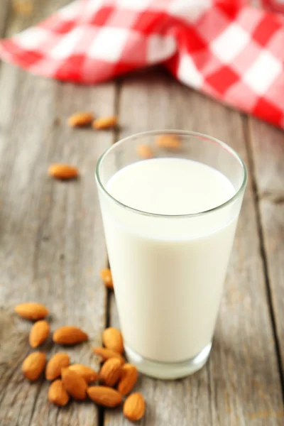 Vaso de leche con almendras — Foto de Stock