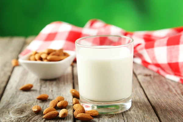 Vaso de leche con almendras — Foto de Stock