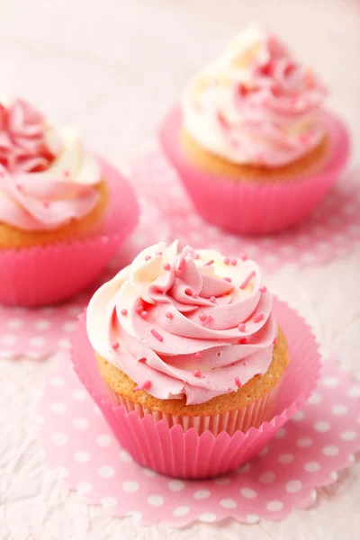 Sabrosos cupcakes sobre fondo rosa — Foto de Stock