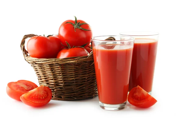 Tomates en cesta y zumo en vasos —  Fotos de Stock