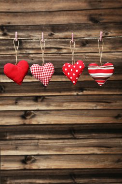 Sevgi kalpleri ipte asılı