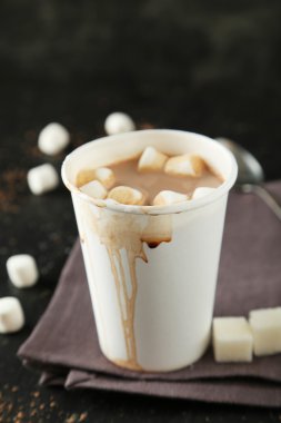 Bir fincan kremalı sıcak çikolata.