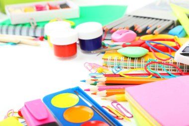 Okul farklı malzemeleri