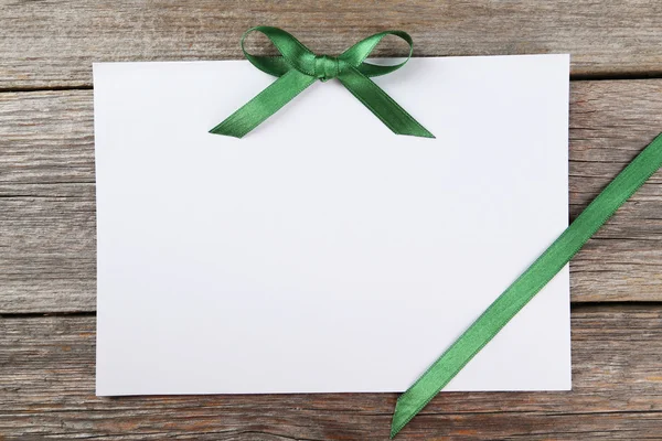 Czysty papier arkusz z zielony łuk — Zdjęcie stockowe