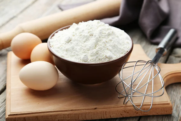 Cuenco de harina de trigo con huevos — Foto de Stock