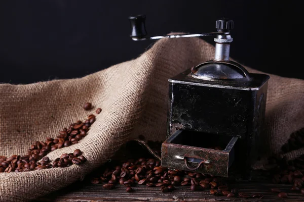 Кавомолка з кавовими зернами — стокове фото
