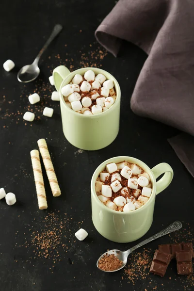 Vasos de chocolate caliente con malvaviscos —  Fotos de Stock