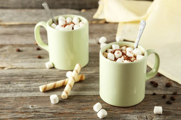 Glazen warme chocolademelk met marshmallows — Stockfoto