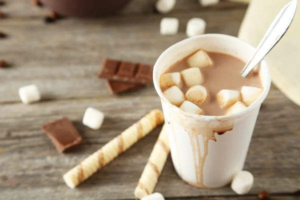 Copa de chocolate caliente con malvaviscos — Foto de Stock