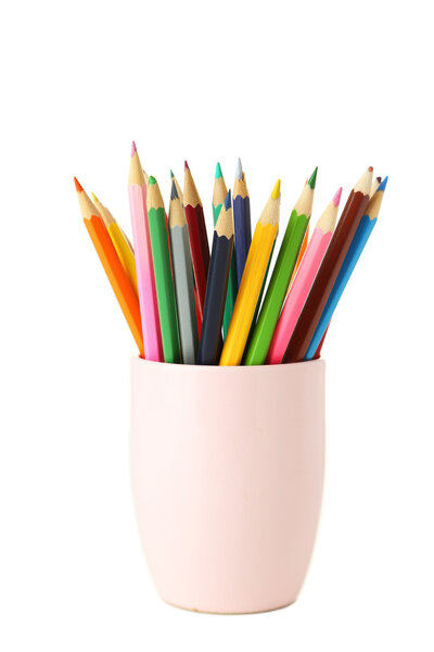 Цветные карандаши в чашке
