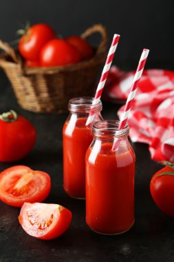 Sepet ve suyu taze kırmızı domates