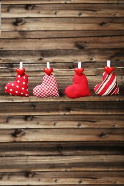 Sevgi kalpleri ipte asılı