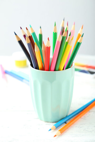 Цветные карандаши в чашке

