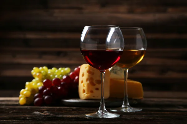 Vasos de vino tinto y blanco —  Fotos de Stock