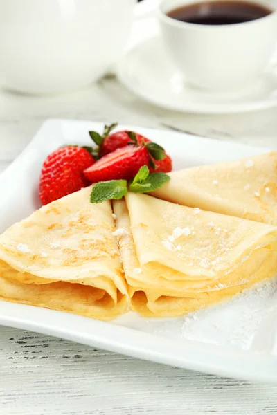 Pfannkuchen mit Erdbeere auf Teller — Stockfoto