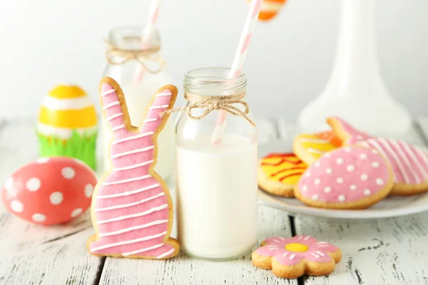 Galletas de Pascua con botella de leche —  Fotos de Stock