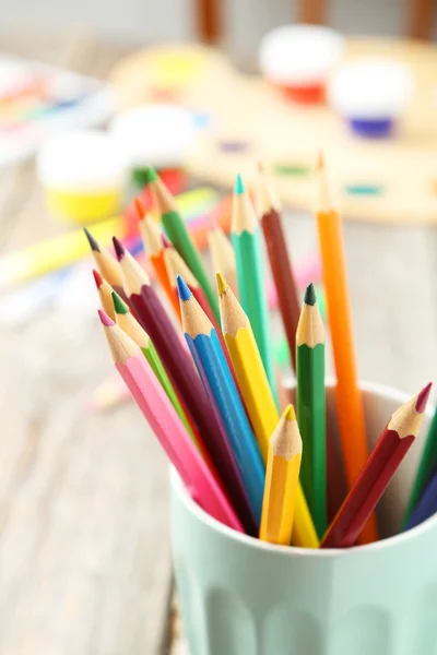 Kleurrijke potloden in beker — Stockfoto