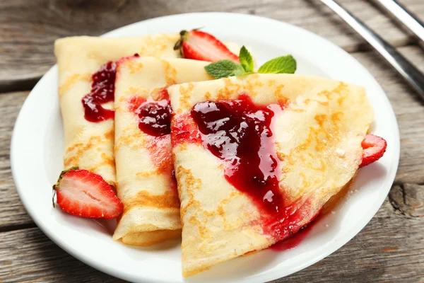 Panqueques con fresa en el plato — Foto de Stock