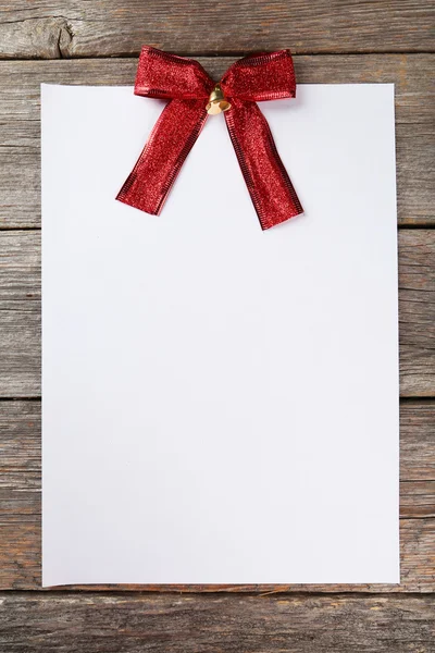 Hoja de papel en blanco con lazo rojo —  Fotos de Stock